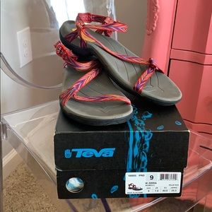 Red color wave tevas